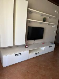 TV i/ili multimedijalni sistem u objektu Le terrazze di Rosa