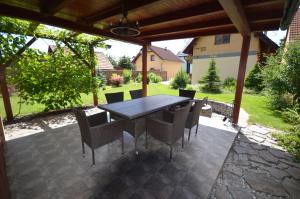 Une table et des chaises en bois sont disponibles sur la terrasse. dans l'établissement Apartmány Best I. Bešeňová, à Bešeňová