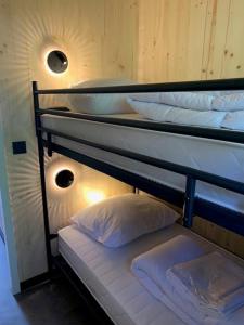 kilka łóżek piętrowych w pokoju w obiekcie Luxe vakantielodge in Callantsoog aan zee w mieście Callantsoog