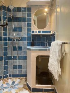 a bathroom with a sink and a shower with a mirror at Le Fersen - cosy studio- coeur vieil Antibes in Antibes