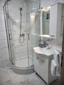 Koupelna v ubytování Apartmani Škorpion + 37 fotografií