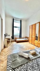 een kamer met een slaapkamer met een bed en een bureau bij Nice bedroom near the bus and train station in Krakau