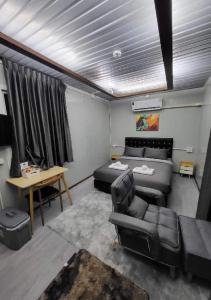 un soggiorno con divano, letto e scrivania di Hi Creek Resort a Ban Din Sai On
