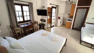 Televízia a/alebo spoločenská miestnosť v ubytovaní Dedalos n2 Mountain View apartment-30 metres from the beach