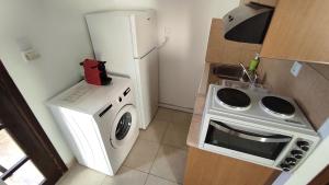 Kuchnia lub aneks kuchenny w obiekcie Dedalos n2 Mountain View apartment-30 metres from the beach
