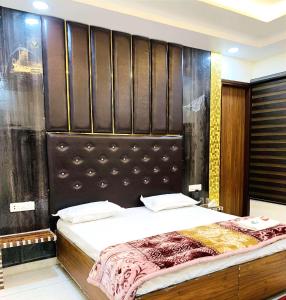 um quarto com uma cama com uma cabeceira de couro em THE R MOTEL Phagwara City -- Full Privacy & Security -- Family,Corporate,Couples Favorite em Phagwāra mais 10 fotografias