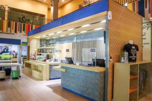 a fast food restaurant with a counter in the middle at Cordia Hotel Surabaya Airport - Hotel Dalam Bandara - Formerly Ibis Budget Surabaya Airport in Sidoarjo
