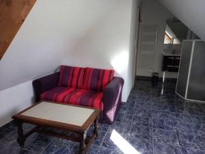 a living room with a couch and a coffee table at Les Lys in Cricquebœuf