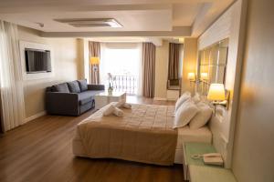 フェティエにあるAlesta Residenceの大きなベッドとソファが備わるホテルルームです。