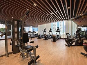 Fitness centrum a/nebo fitness zařízení v ubytování Modern 2BR Oasis in Business Bay