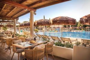 Бассейн в Valamar Tirena Hotel или поблизости