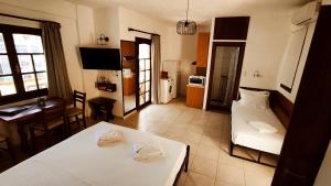 Łóżko lub łóżka w pokoju w obiekcie Dedalos n2 Mountain View apartment-30 metres from the beach