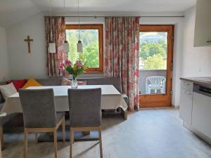 een keuken en eetkamer met een tafel en stoelen bij Haus an der Sonne FeWo 2 in Biberwier