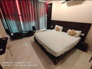 - une chambre avec un grand lit dans l'établissement OYO Hotel Shivam In, à New Delhi