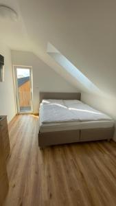 Postel nebo postele na pokoji v ubytování Apartmán Černá v Pošumaví