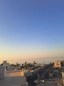uitzicht op het strand vanaf het dak van een gebouw bij Sweet Home- No Egyptian in Hurghada