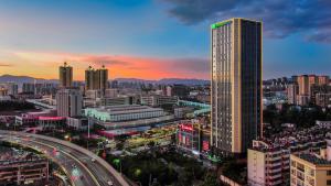 Blick auf eine Stadt mit einem hohen Gebäude in der Unterkunft Holiday Inn Express Kunming Panlong, an IHG Hotel in Kunming