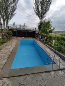 A piscina localizada em Nor Takh ou nos arredores