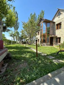 a house with a yard with green grass at Nor Takh in Khndzoresk