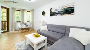 a living room with a couch and a table at Wonder Home - Apartamenty w sercu Karpacza, blisko deptaka i terenów zielonych in Karpacz