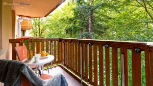 a wooden deck with a table and a tableablish at Wonder Home - Apartamenty w sercu Karpacza, blisko deptaka i terenów zielonych in Karpacz