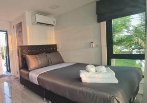 una camera da letto con un letto e due asciugamani di Hi Creek Resort 