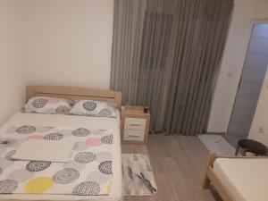 um pequeno quarto com 2 camas e uma janela em Apartman Sema em Donji Štoj