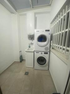 lavadero con lavadora y lavadora en Casa El Sueño, en Santa Pola