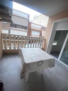Habitación con mesa y balcón. en Casa El Sueño en Santa Pola