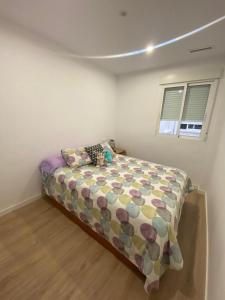 1 dormitorio con 1 cama en la esquina de una habitación en Casa El Sueño, en Santa Pola