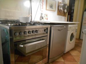 クプラ・マリッティマにあるCasa di pregio sul mareのキッチン(コンロ、洗濯機付)