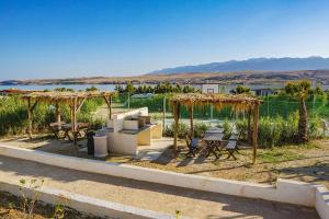 um pátio com uma mesa, cadeiras e comodidades para churrascos em Terra Park SpiritoS em Kolan