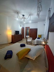 - une chambre avec un lit et un canapé avec des oreillers dans l'établissement Villa Wunjo IUN R3267, à La Maddalena