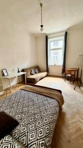 uma sala de estar com um sofá e um tapete grande em Nice bedroom near the bus and train station na Cracóvia