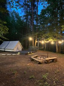 ein Zelt auf einem Feld in der Nacht mit Lichtern in der Unterkunft Glempings Jaunsaimnieki in Līgatne