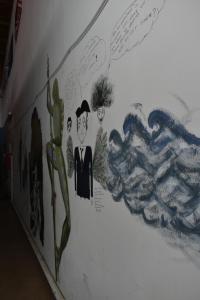 Un muro con sopra un dipinto di un uomo. di Ostello Salento ad Alezio