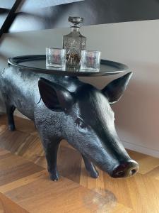 uma mesa em forma de cabeça de vaca com uma mesa em cima em Štýlový loft s ohromnou terasou em Bratislava