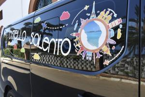 een busje met een spiegel aan de zijkant bij Ostello Salento in Alezio