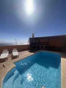 una piscina con vista al mar en Casita con piscina privada, en Igueste