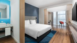 a hotel room with a bed and a bathroom at Holiday Inn Express Kunming Panlong by IHG in Kunming