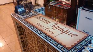 Um certificado, prêmio, placa ou outro documento exibido em Hostal Iquique