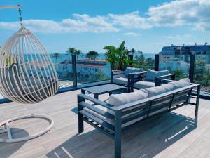 een veranda met een hangmat en een schommel bij Apartamento exclusivo en la playa in Denia