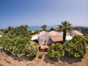 eine Luftansicht eines Hauses mit Bäumen in der Unterkunft B&B Kòre in Castellammare del Golfo