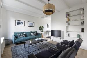sala de estar con sofá y TV en La Savoy 1 - Thermes de Saint-Gervais - Happy Rentals en Saint-Gervais-les-Bains