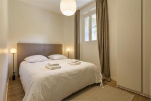 1 dormitorio con 1 cama con 2 toallas en La Savoy 1 - Thermes de Saint-Gervais - Happy Rentals en Saint-Gervais-les-Bains