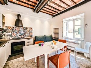 uma cozinha e sala de jantar com uma mesa branca e cadeiras em Appartamento Campo City Center em Marina di Campo