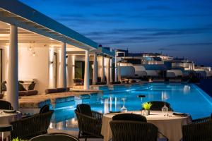 un complejo con piscina por la noche en Cresanto Luxury Suites en Imerovigli