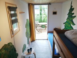 een slaapkamer met een bed en een balkon met een tafel bij Hébergements sur camping au bord de la mer in Crozon