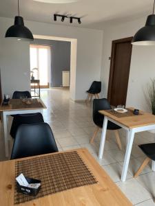 BaCar b&b في Quattromiglio: غرفة معيشة مع طاولة وكراسي سوداء