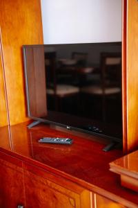 un televisor con mando a distancia sentado en un tocador en Apartamento T3 Vista Mar - Anzol en Vila do Conde